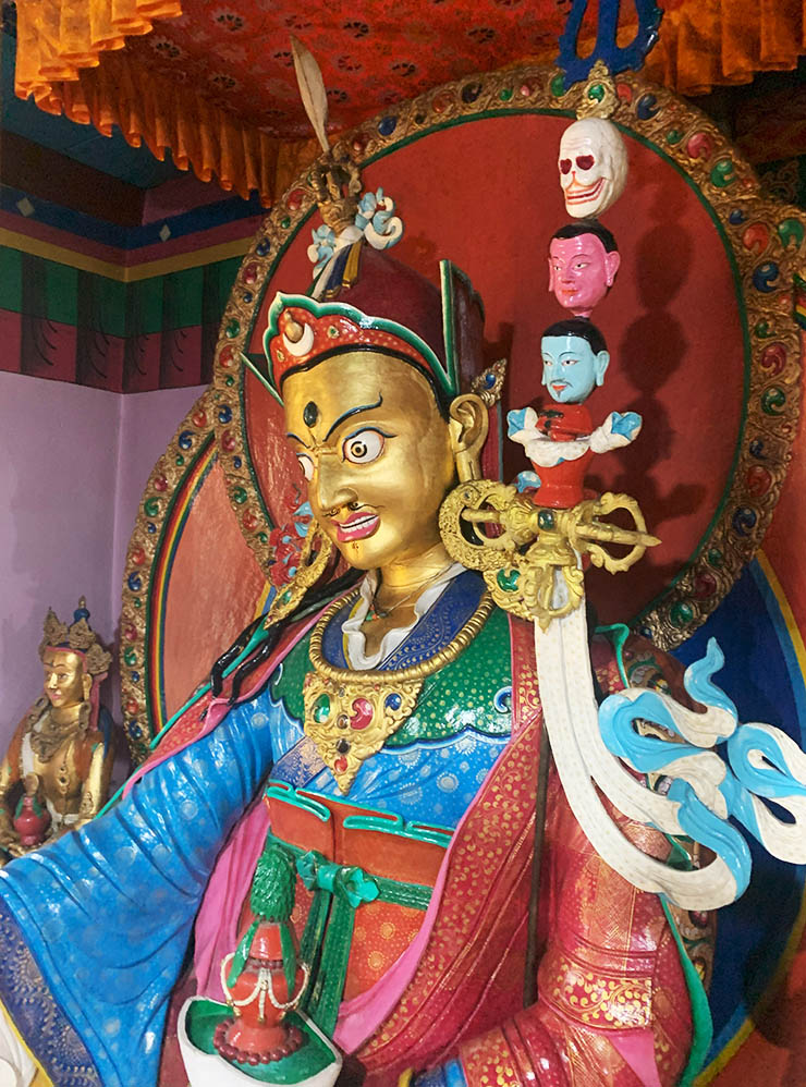 Статуя гуру Падмасамбхавы в одном из буддийских монастырей
