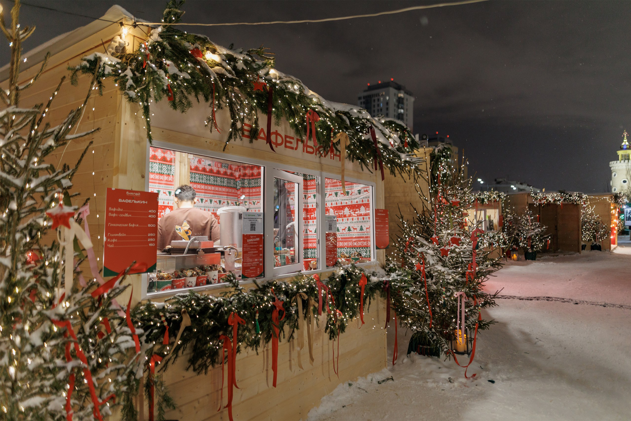 В ларьках продают кофе, глинтвейн, татарскую выпечку. Есть и лавки с сувенирами от местных мастеров