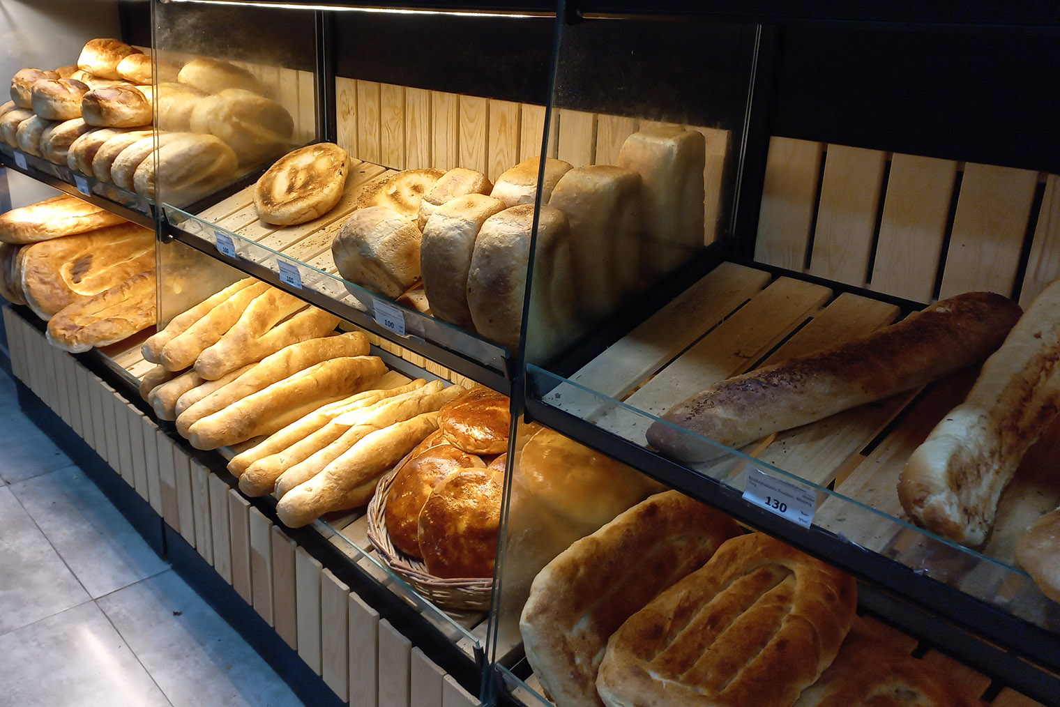 Хлебный отдел в супермаркете