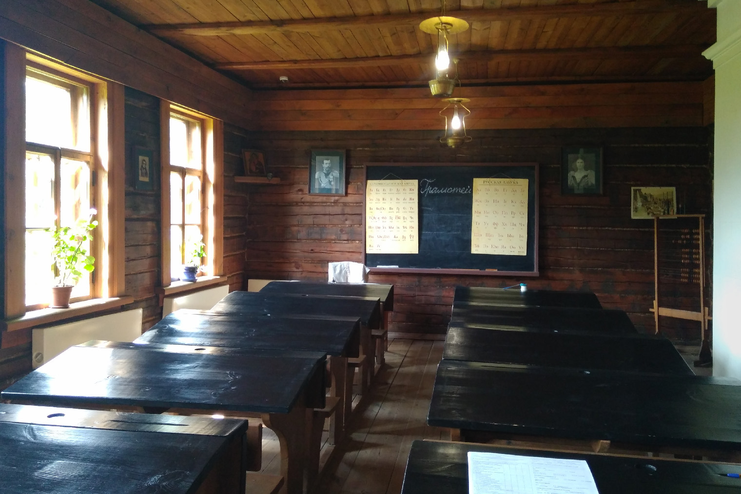 В селе сохранилась школа, где Есенин учился до 14 лет