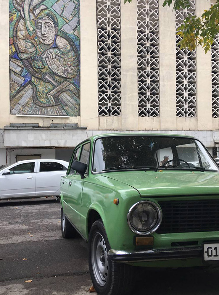 На фасадах ташкентских зданий сохранилось множество советских мозаик и барельефов