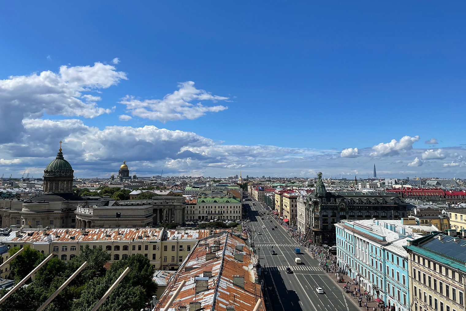 Вид на Невский со смотровой площадки Думской башни — она тоже на Невском, рядом с Гостиным двором. © Мария Кузнецова