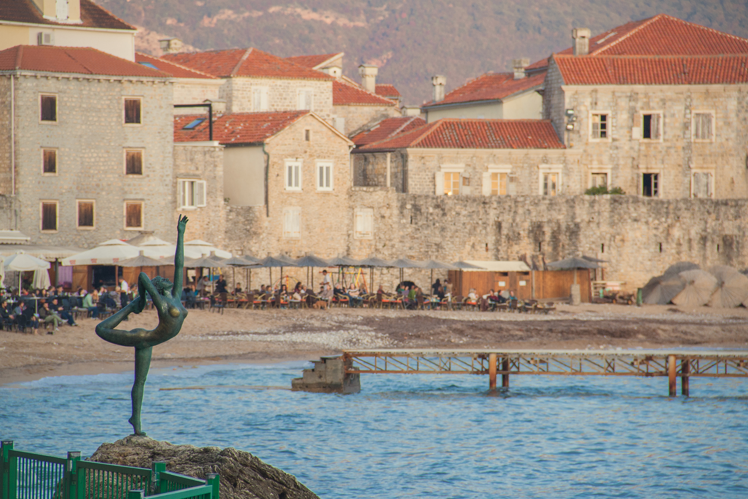 Знаменитый вид Будвы с балериной«Балерина», или «Танцовщица из Будвы», — одна из самых узнаваемых скульптур Черногории, которая считается символом города