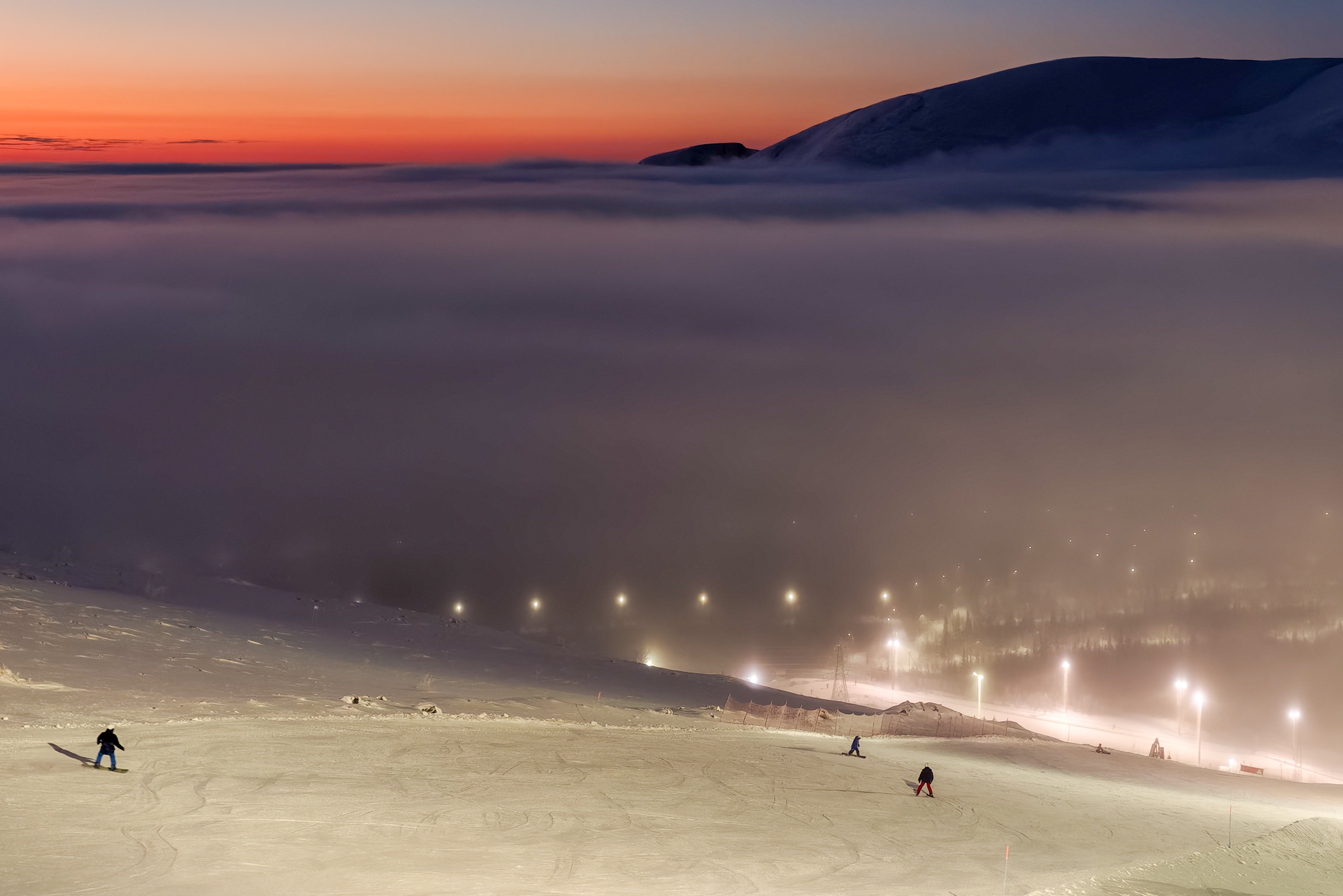 Этот кадр с низкой облачностью я сняла из окна кабинки на канатке. Было довольно морозно: ветер и около −15 °C