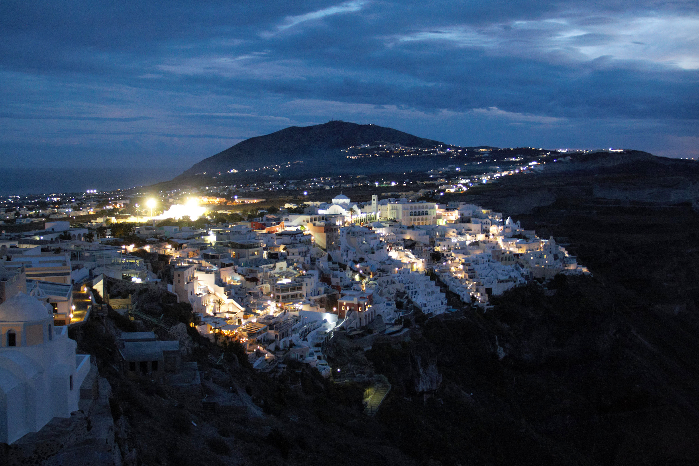 Тира зажглась ночными огнями