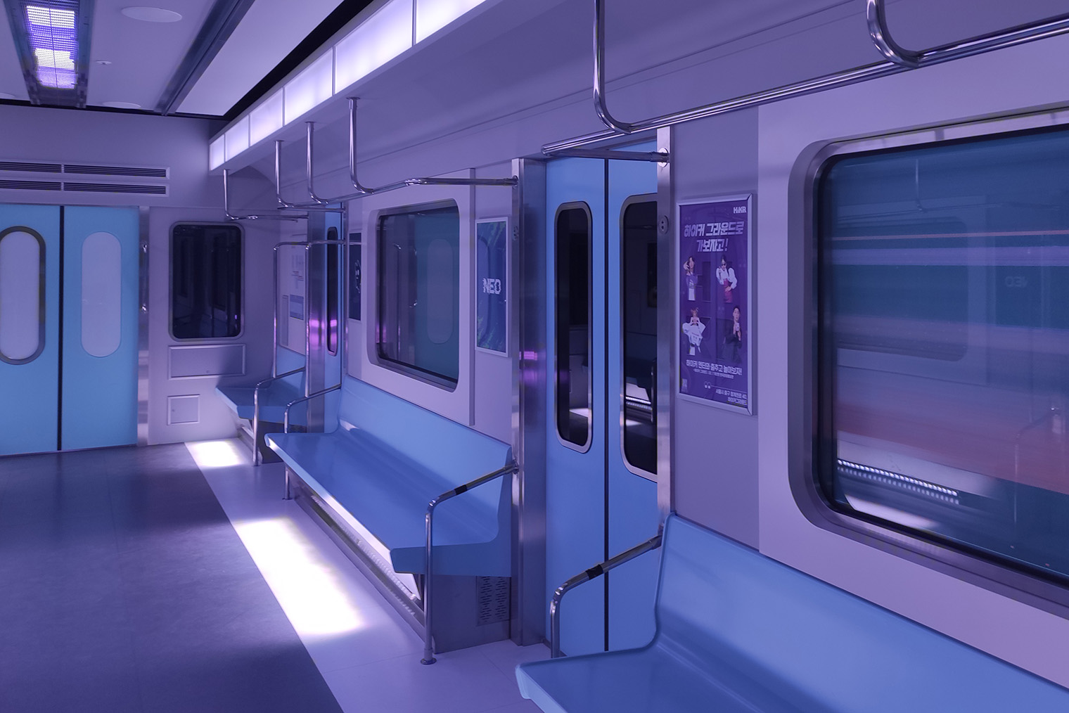 Вагон метро — самая популярная локация для фотографий на память. Мы с дочкой, правда, фотографироваться не любим