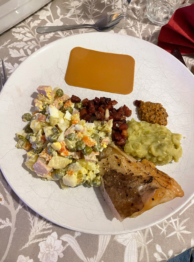 Традиционный рождественский ужин: рыба с беконом и коричневым сыром с российским шармом в виде оливье