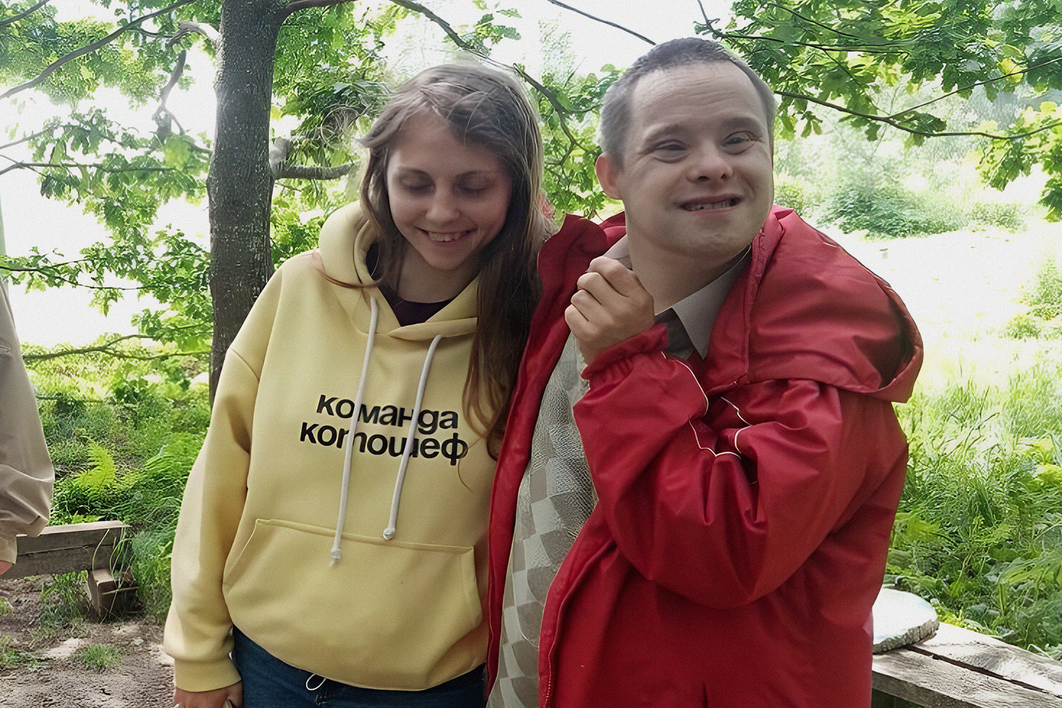 Волонтеры проводят время вместе с подопечными социальной деревни, что помогает последним социализироваться. © Сообщество в vk.com