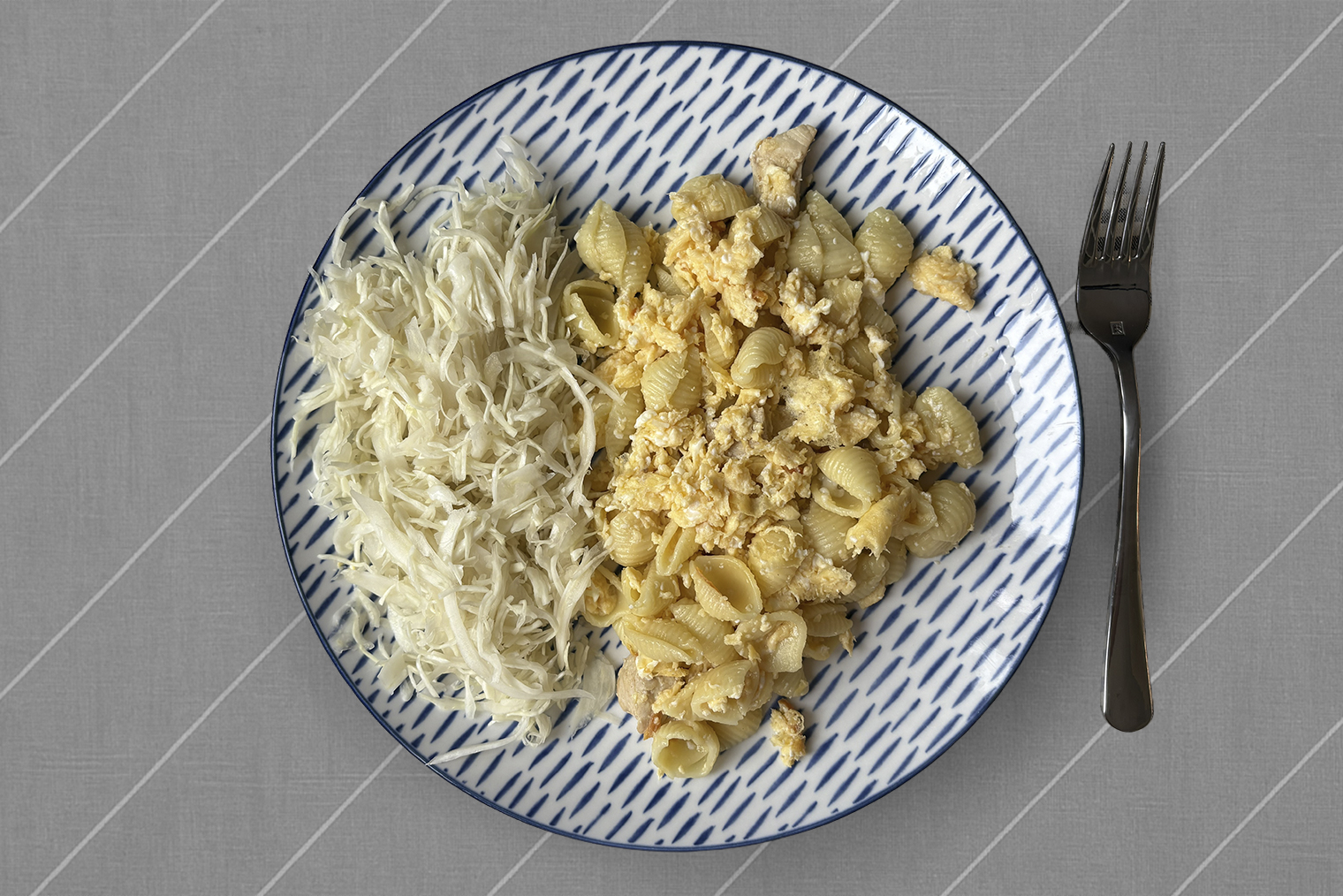 Завтрак — макароны с филе и три взбитых яйца с капустным салатом