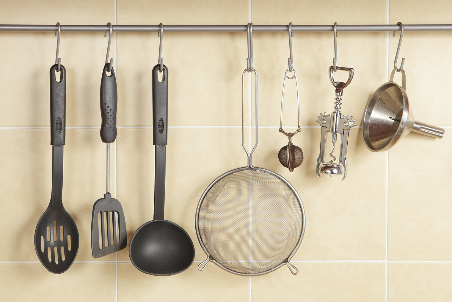 Для некоторых моделей кухонных рейлингов даже необязательно сверлить дырки в стене. Достаточно закрепить аксессуар на стене строительным скотчем: обычно его кладут в комплект к аксессуару. Фотография: eagle13-ru / iStock