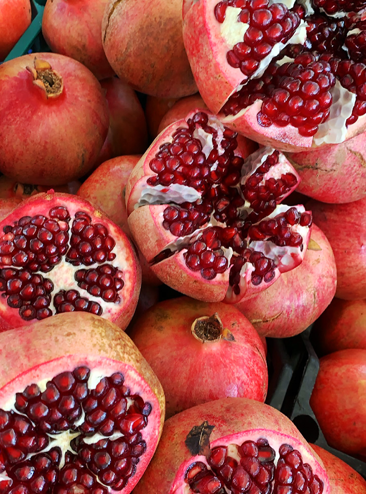 Летом сезон персиков, арбузов и дынь. Зимой — гранатов, киви и цитрусовых. Обожаю гранат, ем по штуке в день