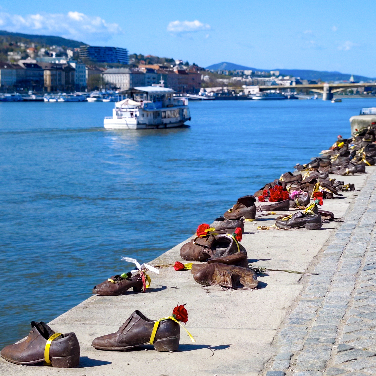 Мемориал «Туфли на набережной Дуная», посвященный жертвам холокоста, появился в 2005 году. Все отлитые из чугуна пары обуви — копии моделей 1940-х годов