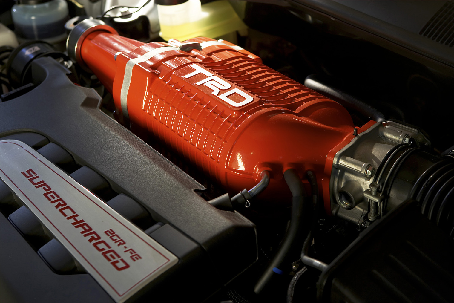В Aurion TRD нагнетатель Eaton TVS поднимает мощность двигателя V6 с 277 до 328 л. с. Источник: carscoops.com