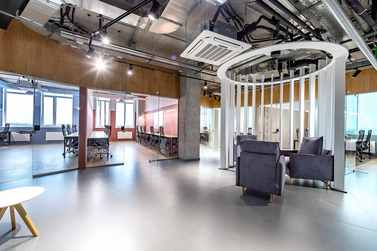 Пространство разделено на зоны с небольшим количеством рабочих мест. Источник: kvs-coworking.ru