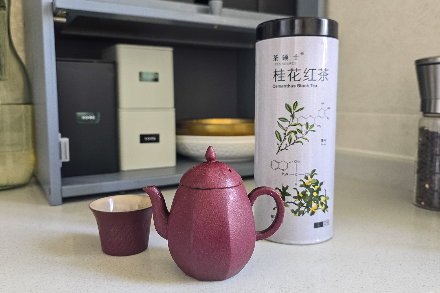 Завариваю вечерний чай из османтуса, буду пить с вялеными лонганом и персиком