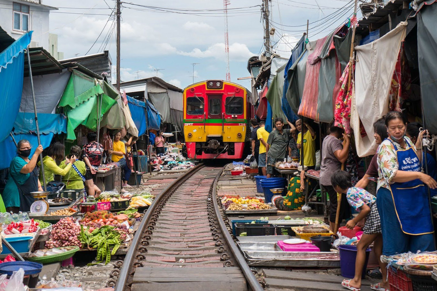 Поезд уже едет, а продавцы только убирают навесы