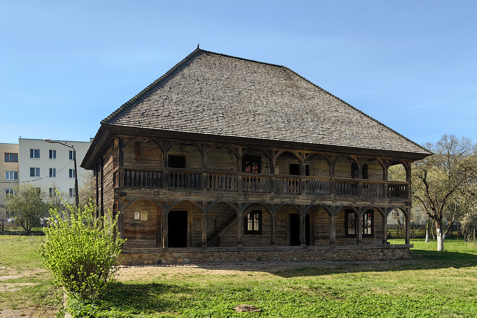 Лямус выглядит внушительно и напоминает мамонта в современном городе