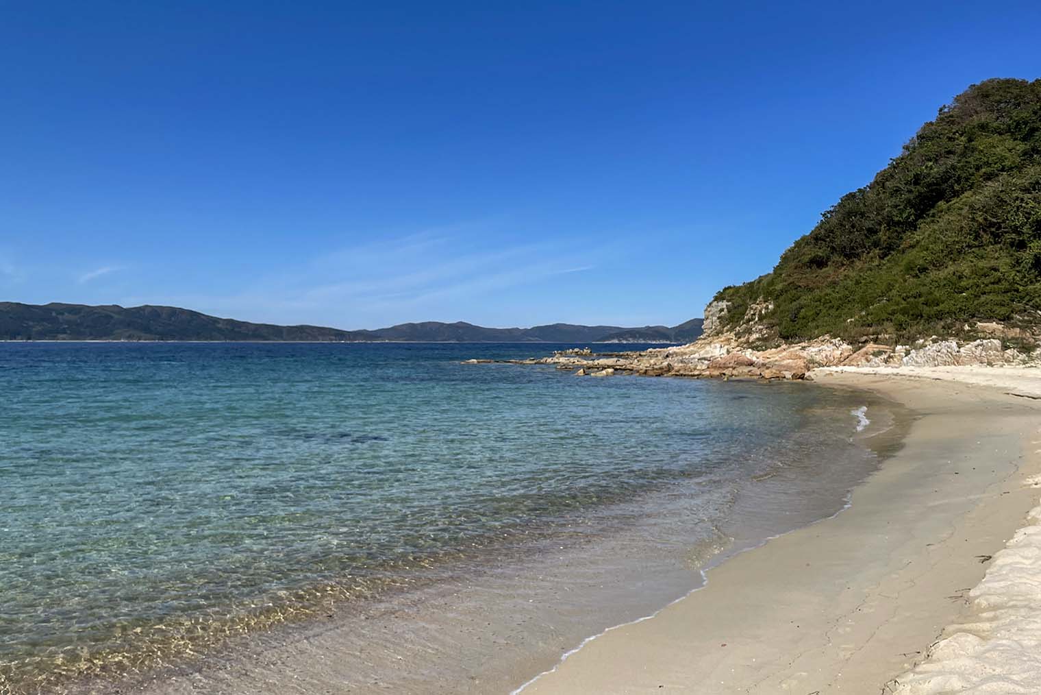 На острове Фуругельма возникает ощущение, что попал на тропическое побережье. В каком-то смысле так оно и есть, ведь это самый южный остров России. © Мария Кузнецова