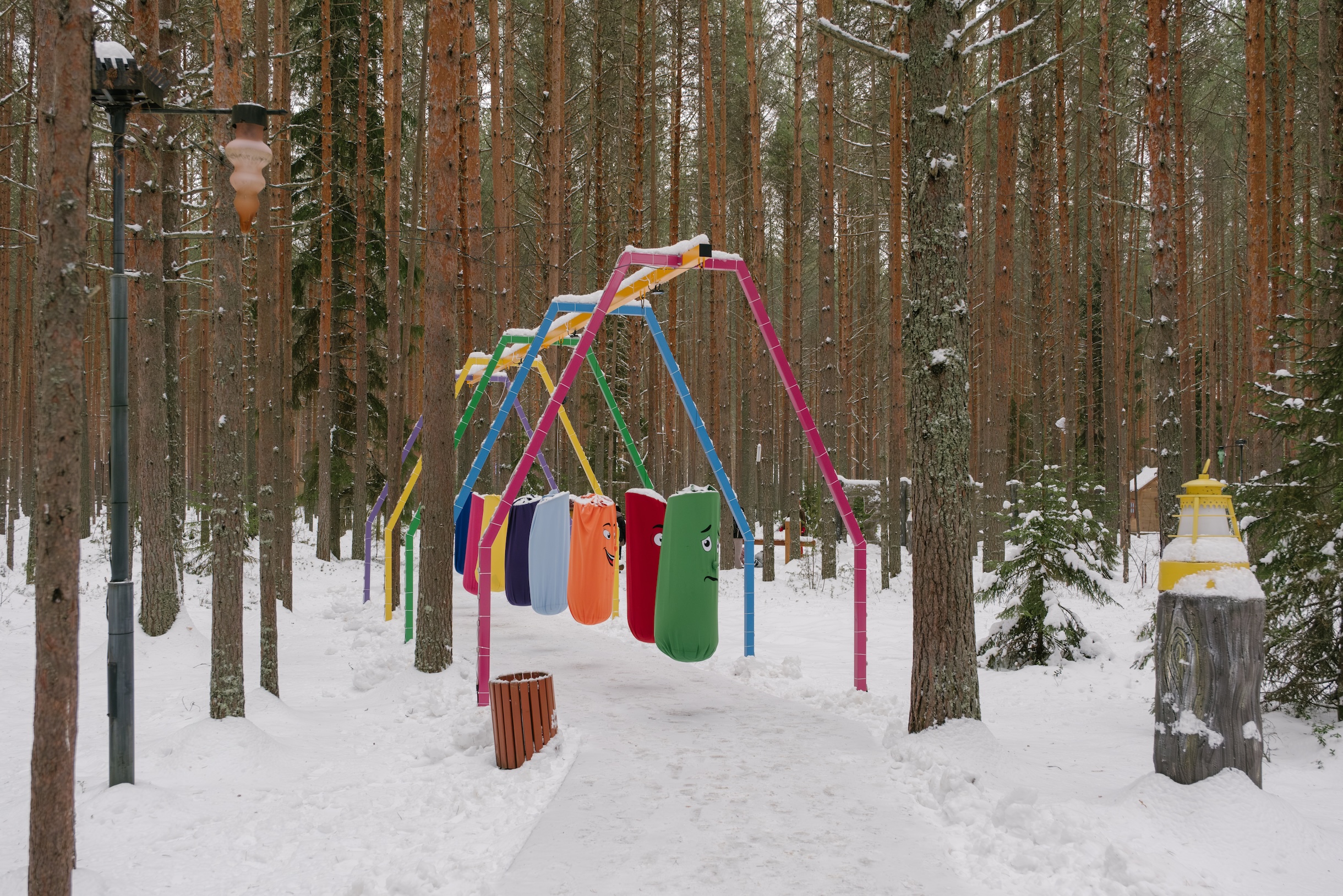 Спортивный лабиринт очень коварный: мешки норовят сбить ребят с ног — от них надо уворачиваться