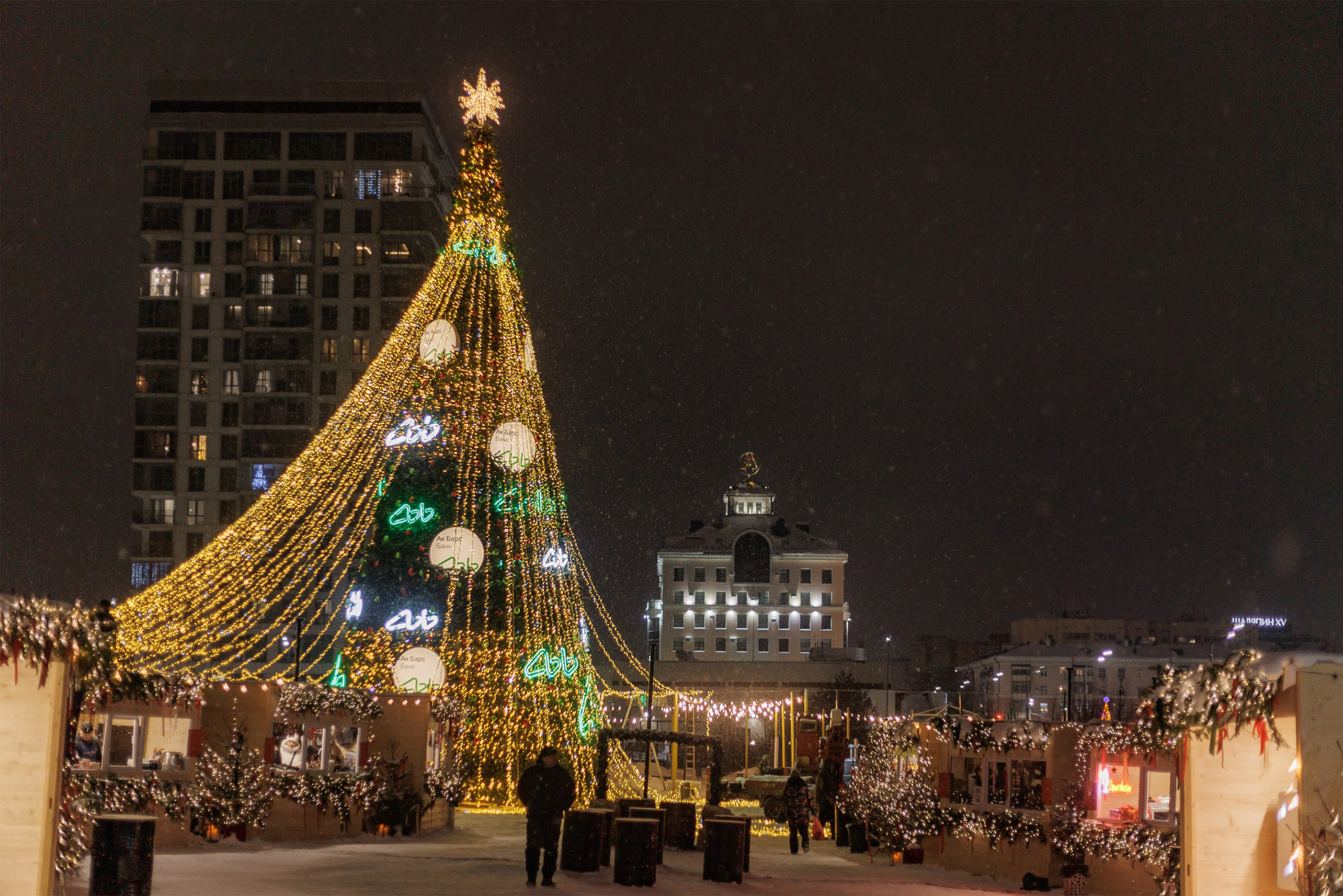 У театра кукол поставили 20-метровую елку, декорированную светодиодами