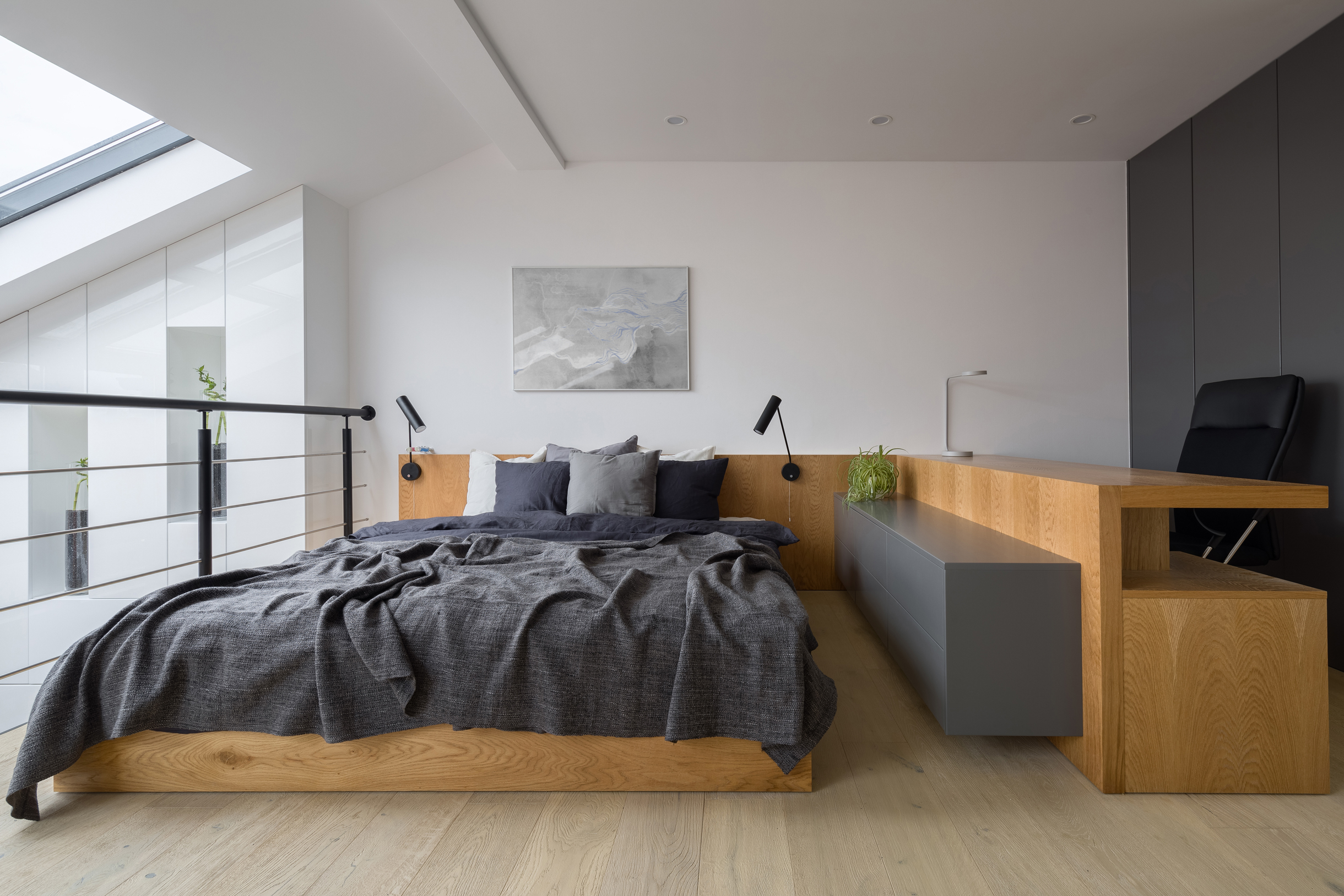 Еще одна спальня в индустриальном стиле: простые формы, дерево, сдержанная цветовая палитра. Фотография: Dariusz Jarzabek / Shutterstock / FOTODOM