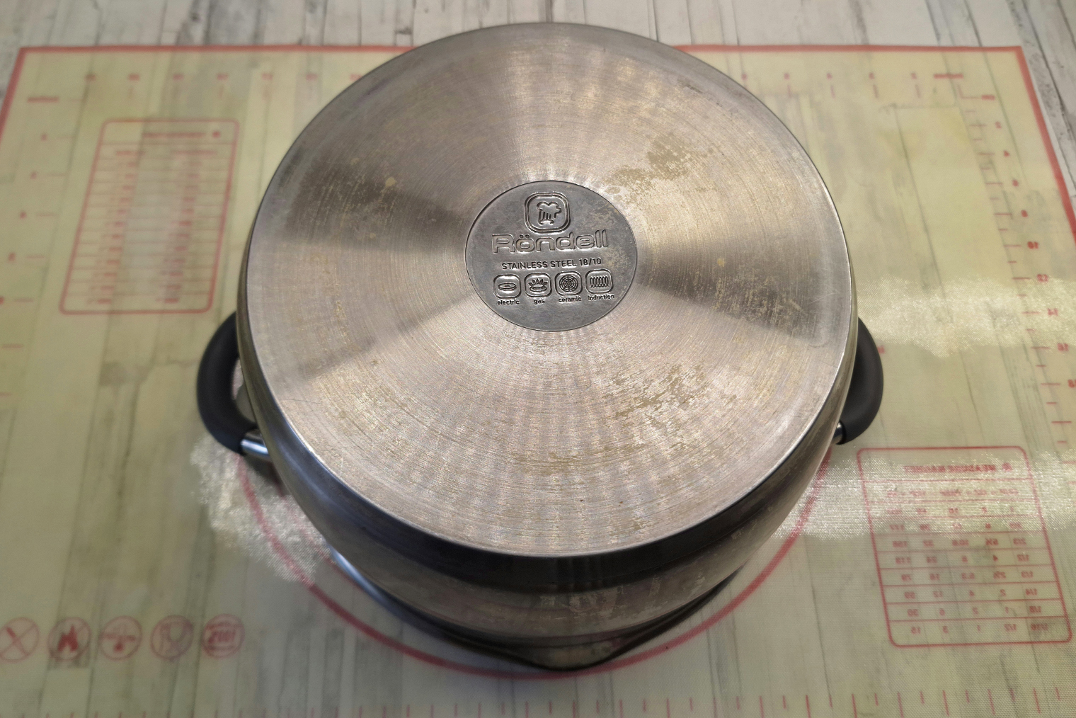 Дно пятилитровой кастрюли из нержавейки. Периодически мою ее в посудомойке, но желтые пятна так и не уходят