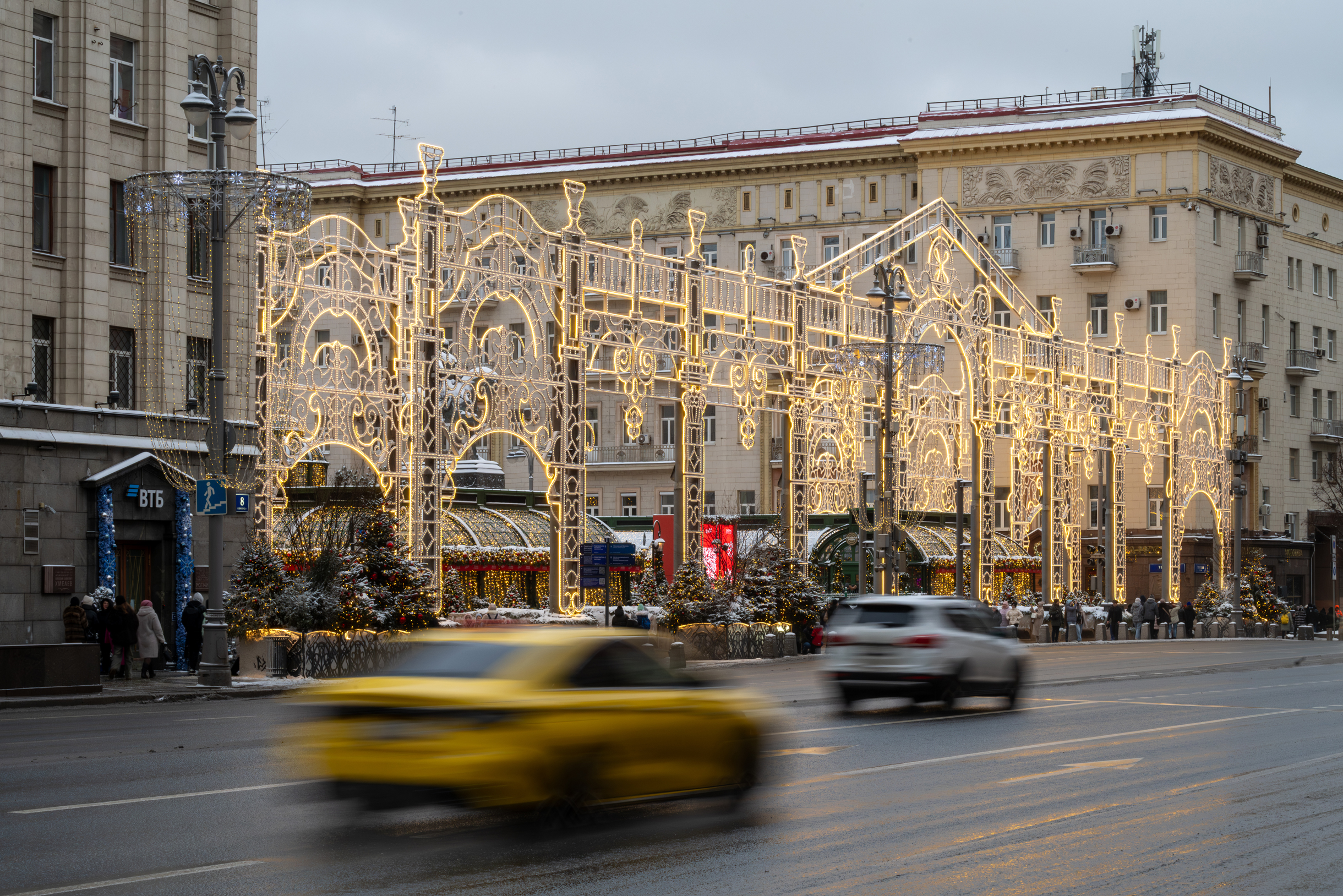 На Тверской площади напротив мэрии световая арка выполнена в виде фасада театра «Эрмитаж». Она — самая большая в Москве