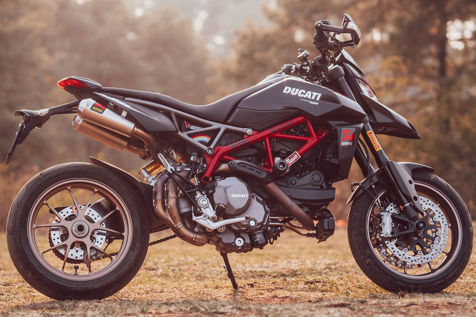 Ducati Hypermotard — один из «гражданских» вариантов супермото, на которых можно ездить по дорогам общего пользования. Фотография: Jack Skeens / Shutterstock / FOTODOM