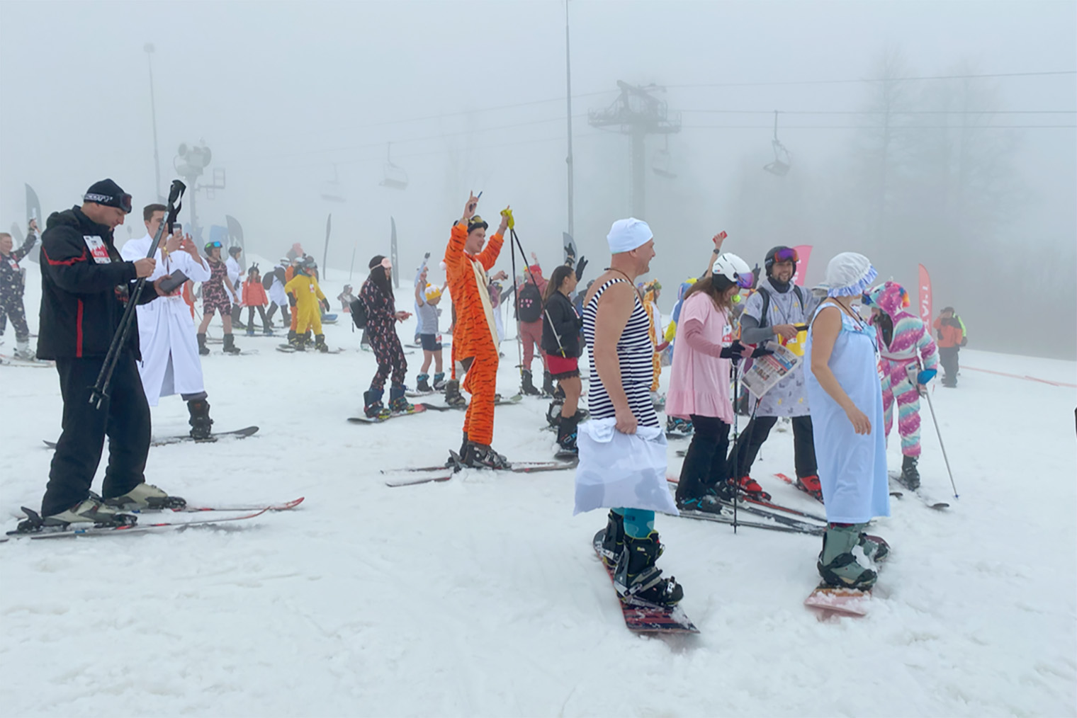 На фестивале Boogel Woogel люди катались в купальниках, пижамах и даже свадебных платьях