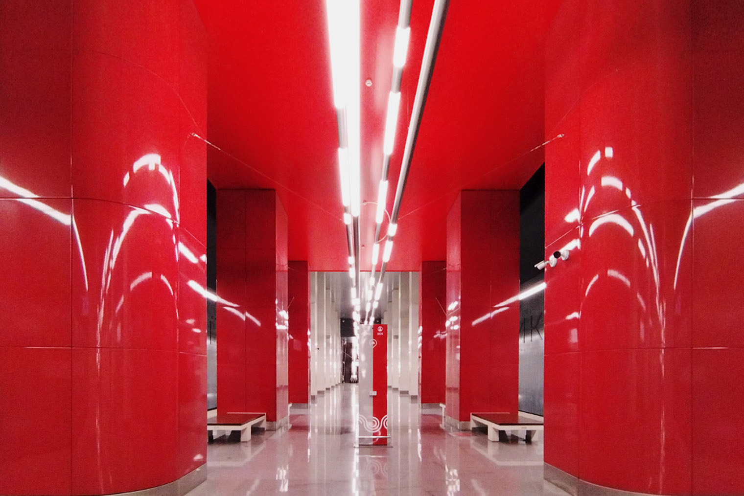 Визуальная доминанта — арка ярко-красного цвета в стиле авангарда