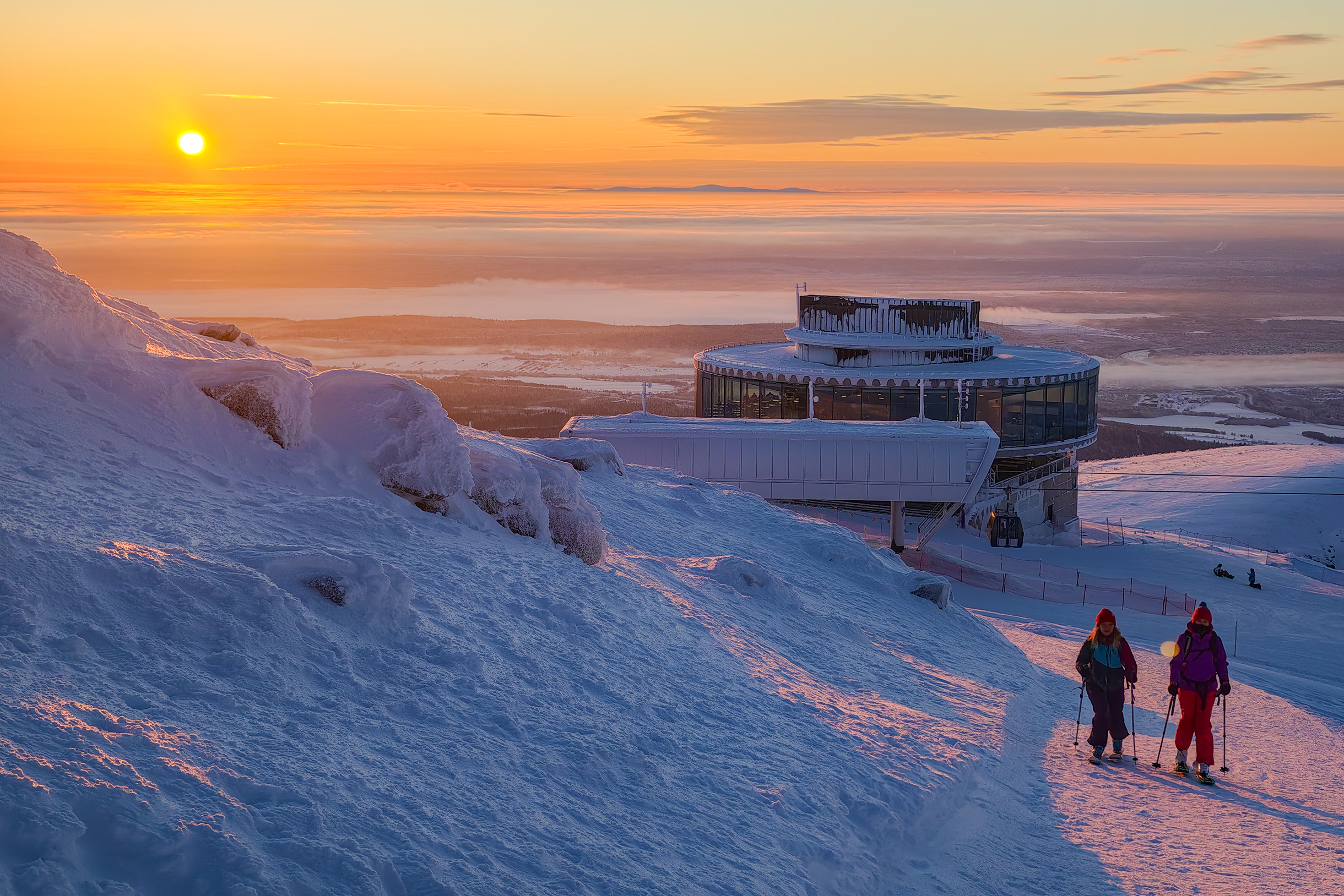 Тот самый комплекс «Плато», а в народе — «Шайба», и дорожка к вершине горы. Солнце стояло максимально высоко для этих дней января, но его было видно только с этой площадки. Время в кадре — примерно 14:00