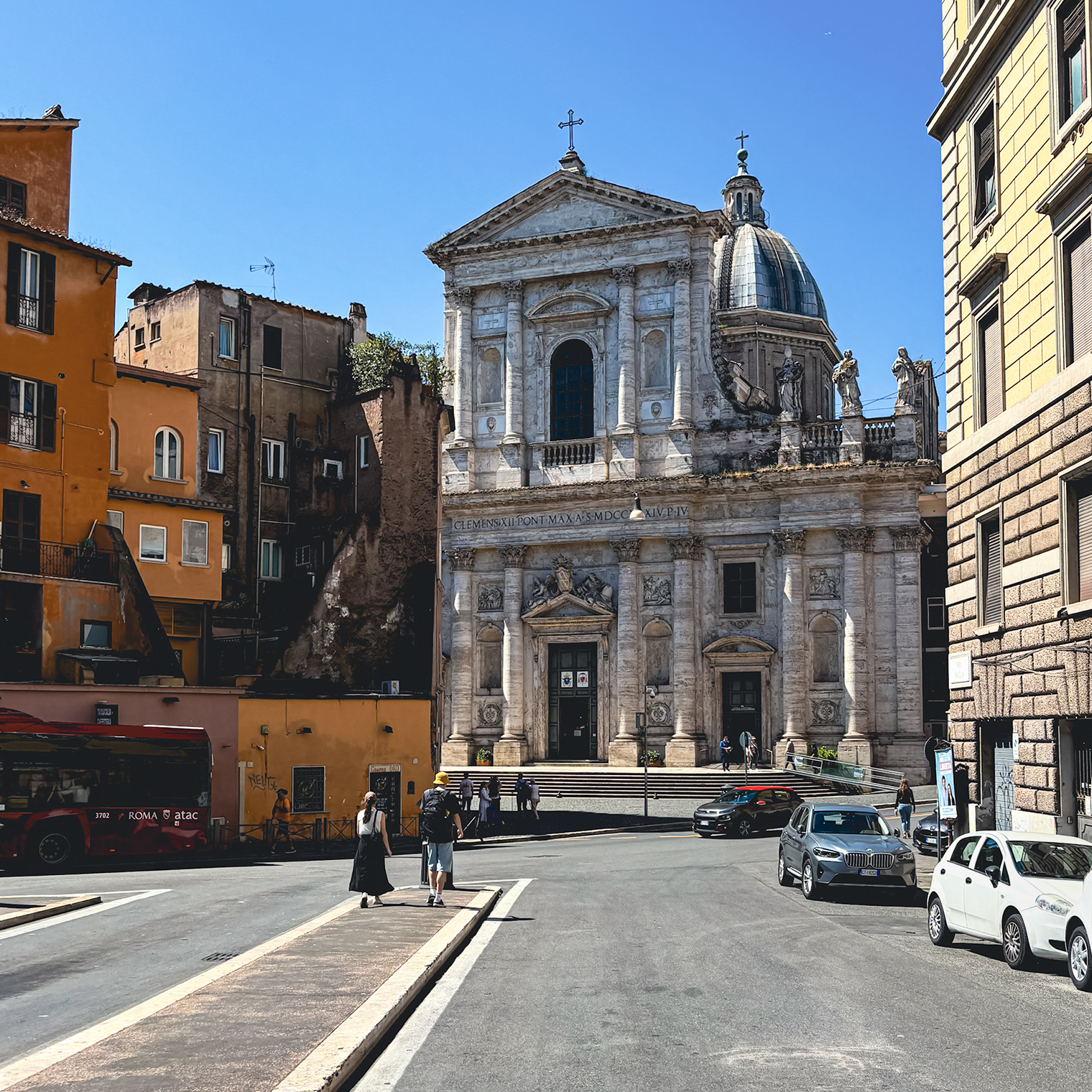 Что-то на ассиметричном. Левое крыло как будто аккуратно отрезали ножом