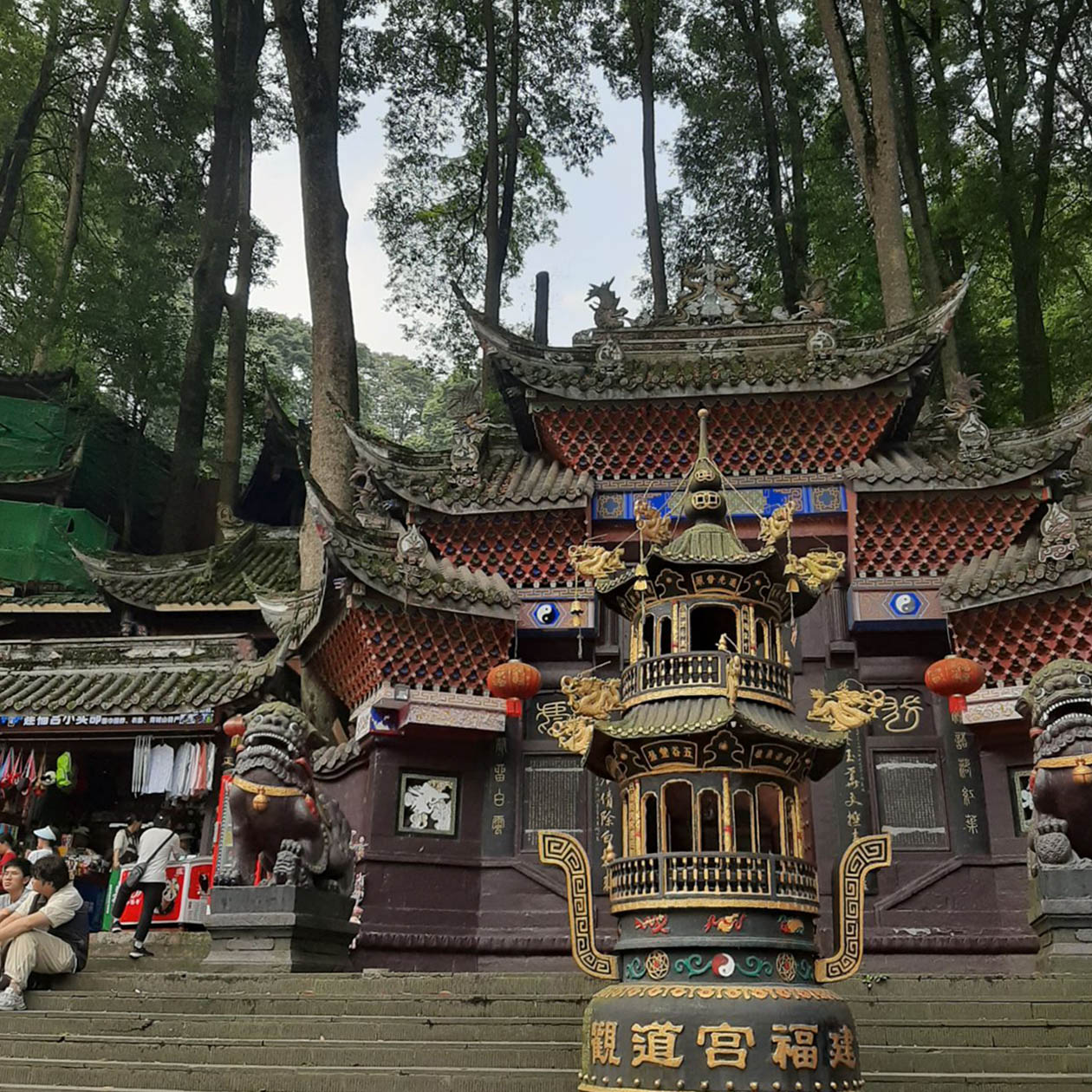 Один из храмов на пути к вершине горы Цинчэн