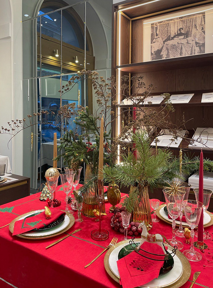 Новогодний или рождественский стол отлично смотрится в сочетаниях красного, белого и зеленого. Для букета отлично подходят пышные ветки сосны, мирт и эвкалипт