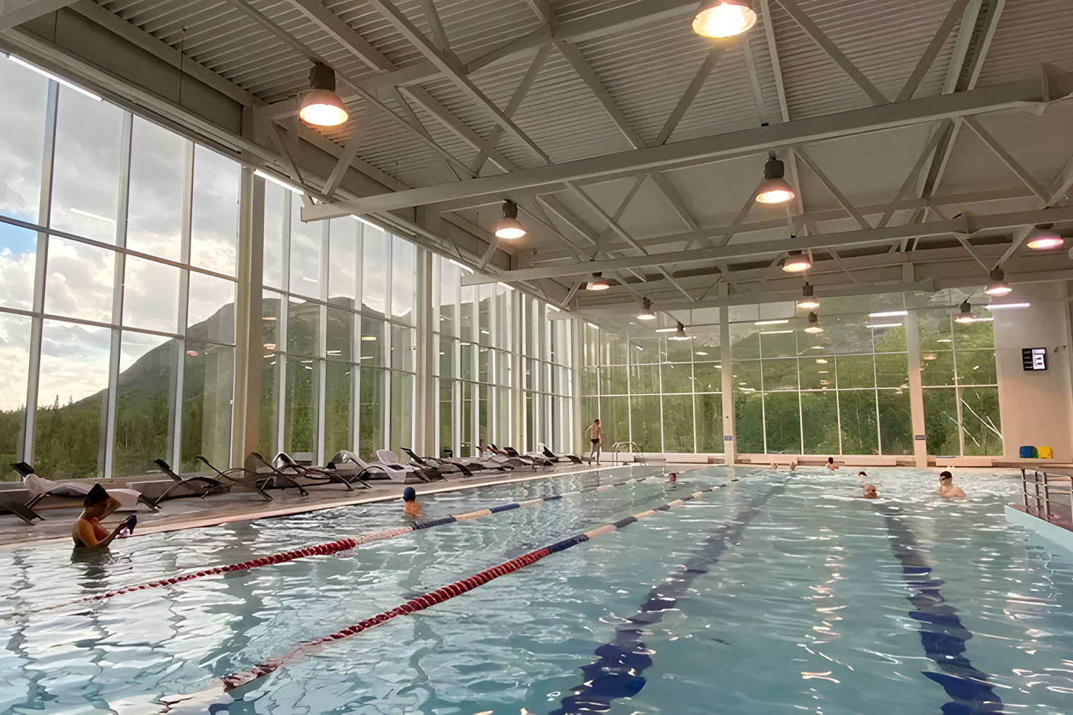 Возле панорамных окон стоят шезлонги