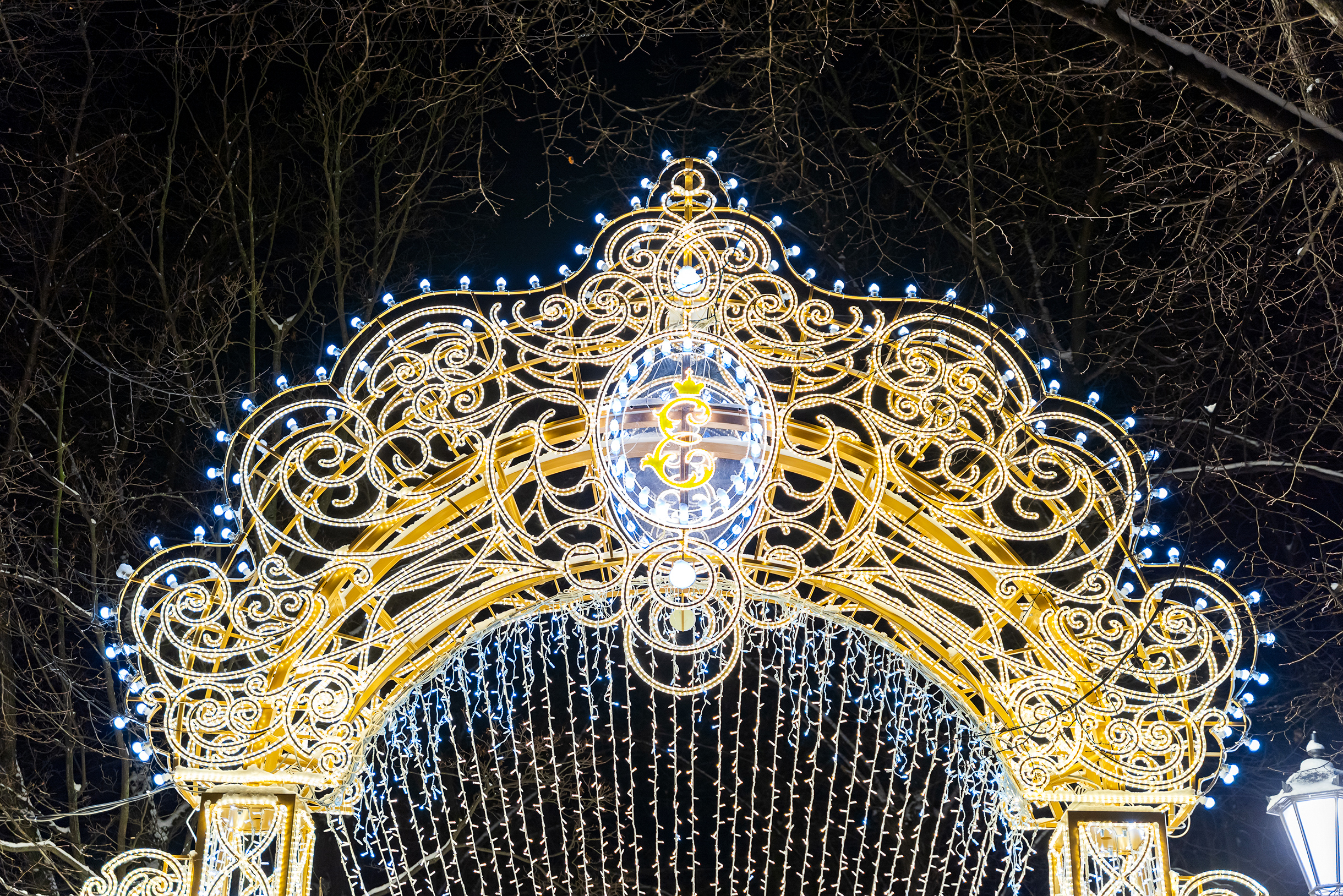 Тоннели украшены монограммами российских императоров