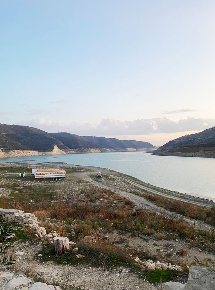 Вид на кипрское водохранилище Курис