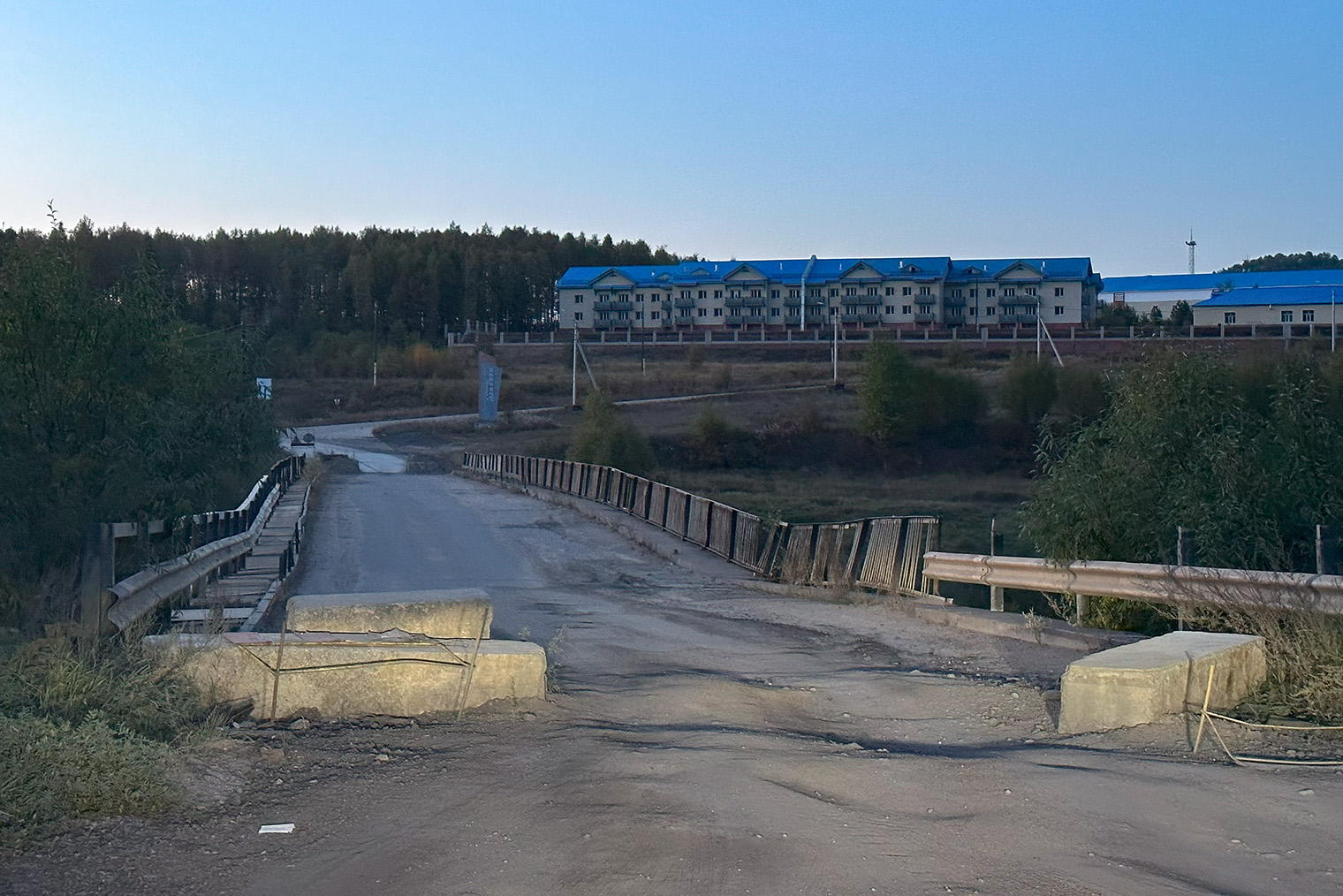 Въезд на мост частично перекрыт бетонными блоками