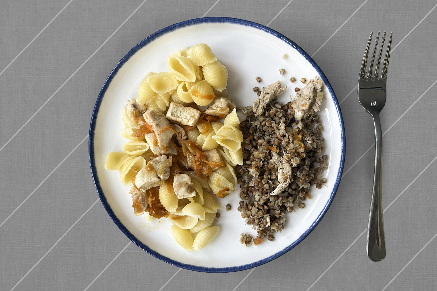 Ужин — остатки макарон с филе и гречка с мясом