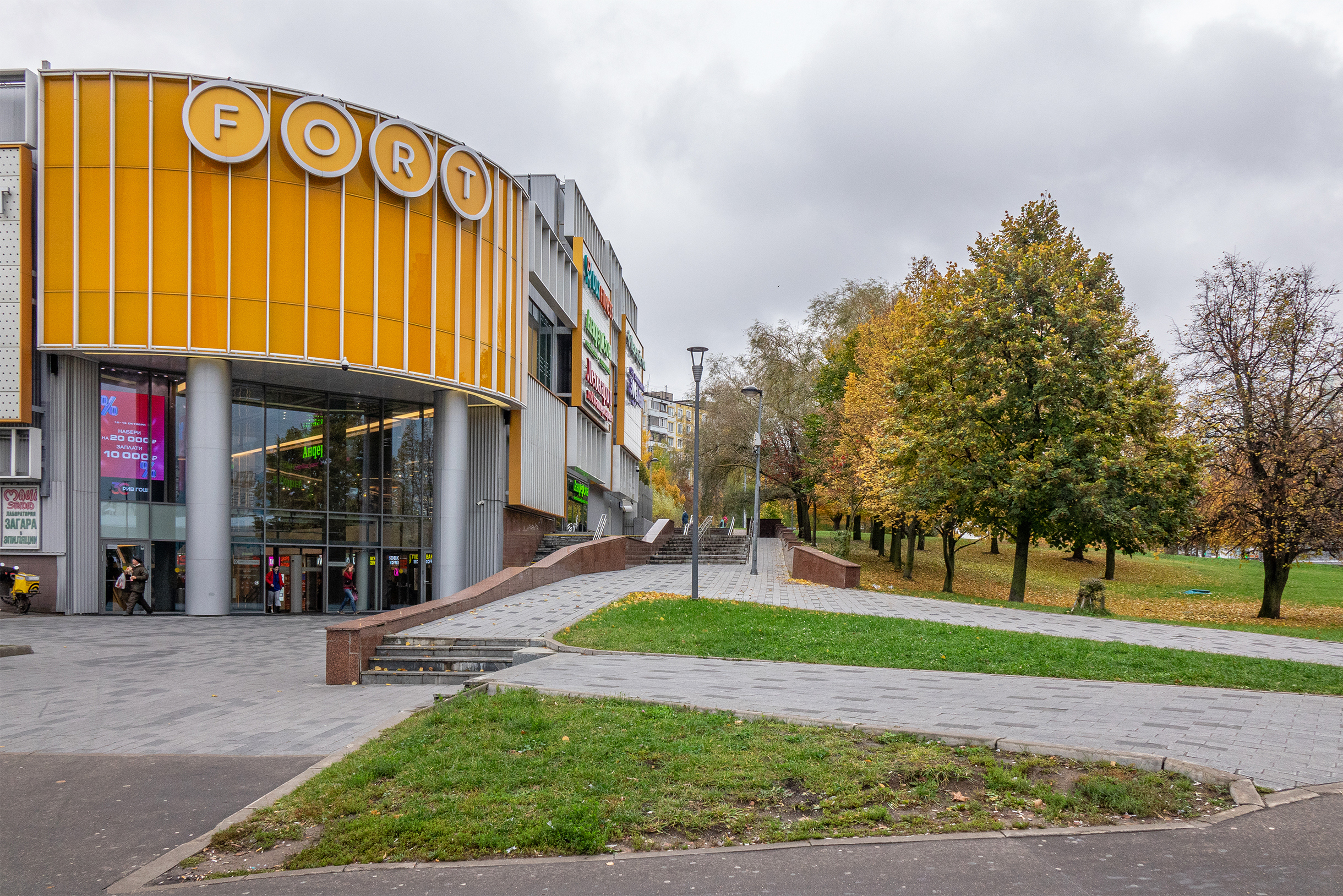 Сюда можно прийти за продуктами или выпить кофе, но хорошую одежду сложно найти