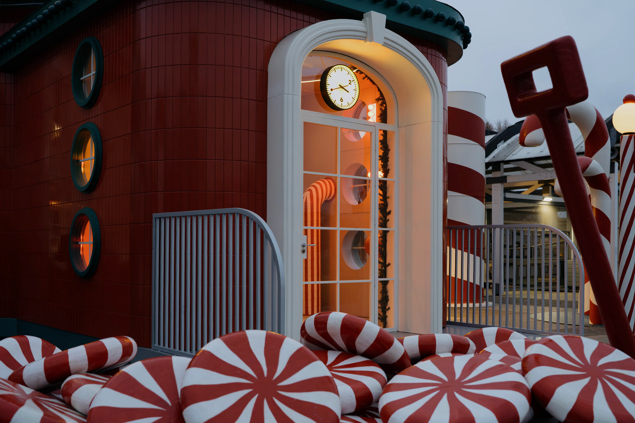 Павильон украшен гигантскими конфетами