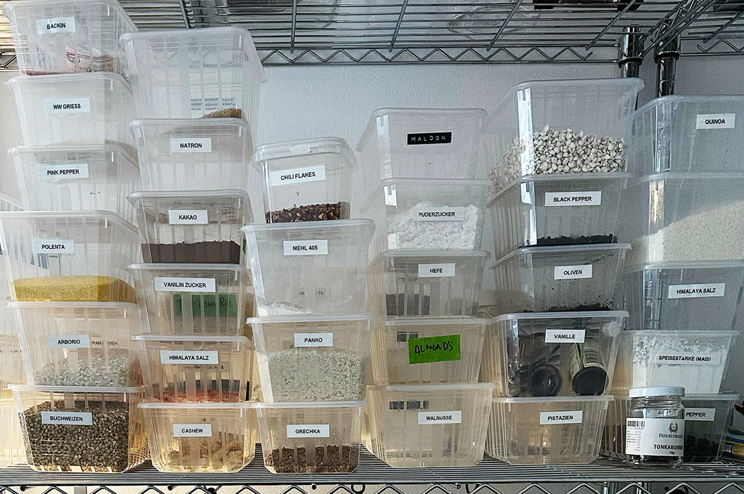 Все ингредиенты рассортированы по контейнерам и подписаны, чтобы было легко ориентироваться. Такое хранение подойдет и для открытых, и для закрытых шкафов