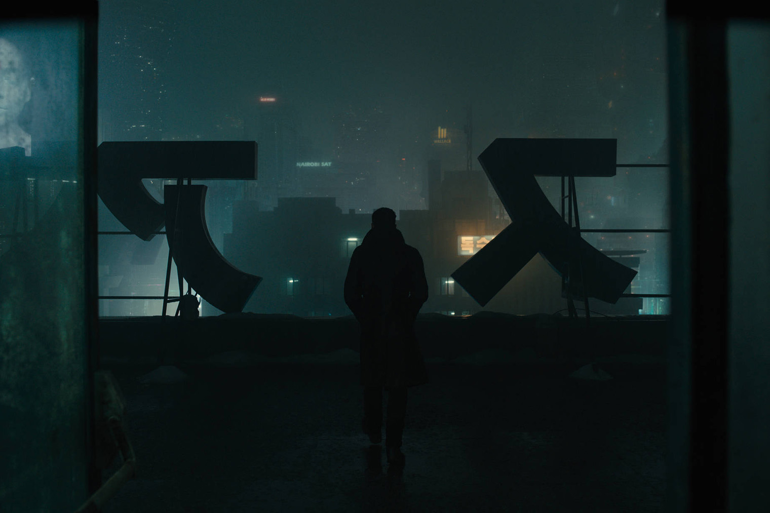 В производстве сериала участвует Ридли Скотт, снявший оригинального «Бегущего по лезвию». Он хотел стать режиссером нескольких эпизодов, но остался лишь исполнительным продюсером. © Amazon Prime