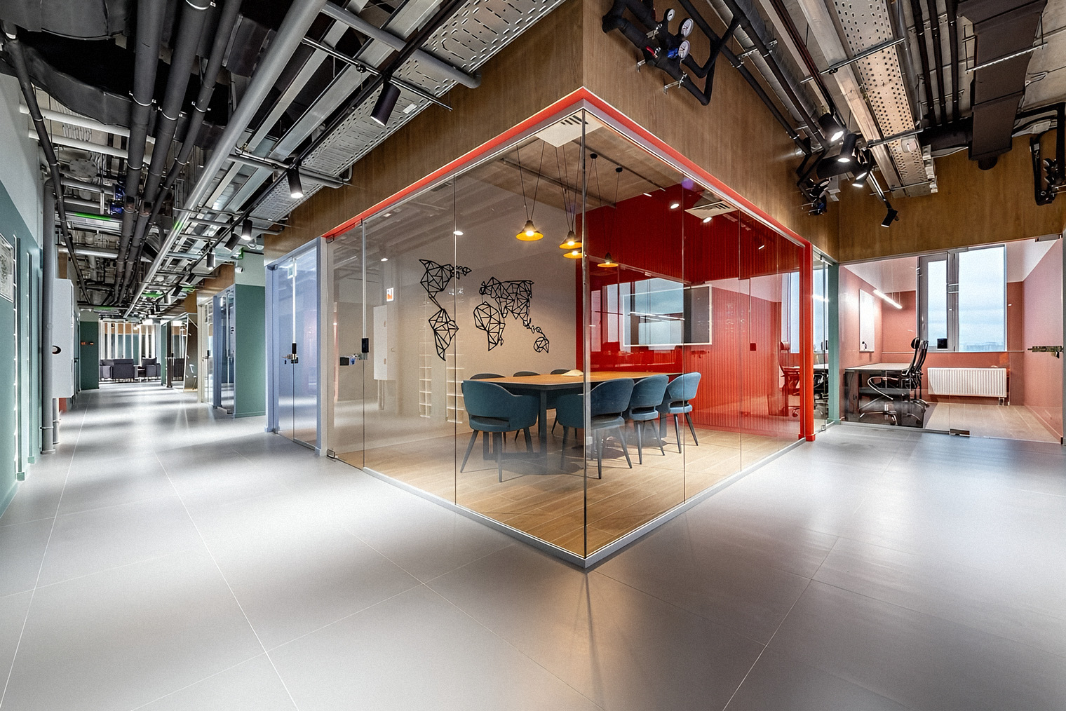 Переговорные комнаты — со стеклянными стенами. Источник: kvs-coworking.ru