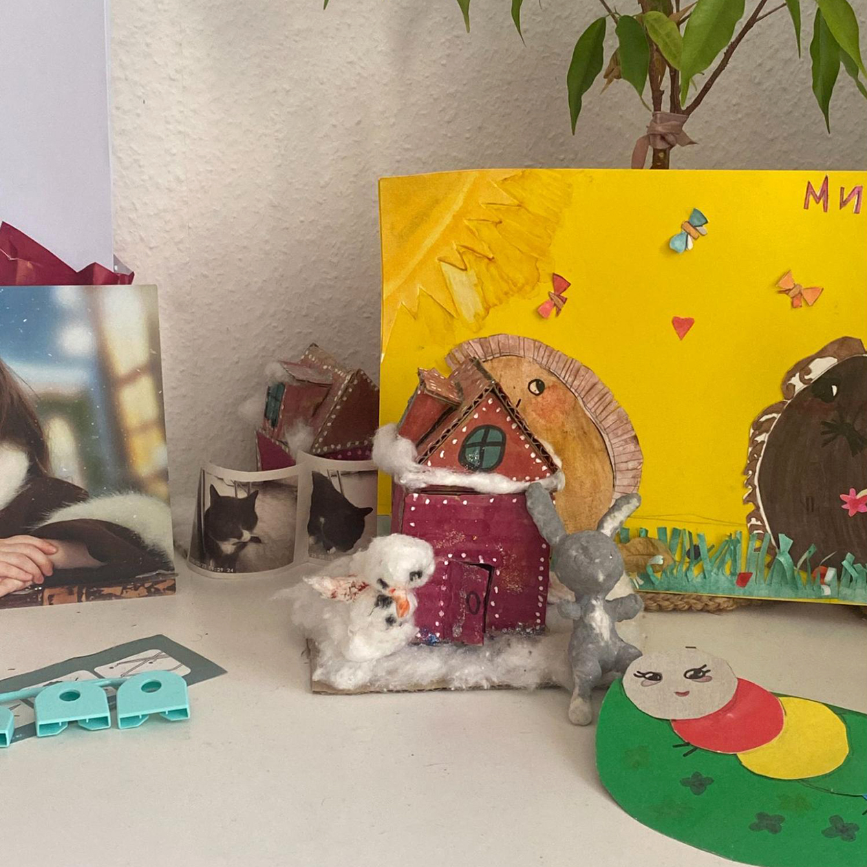 Творчество дочери на убранном столе