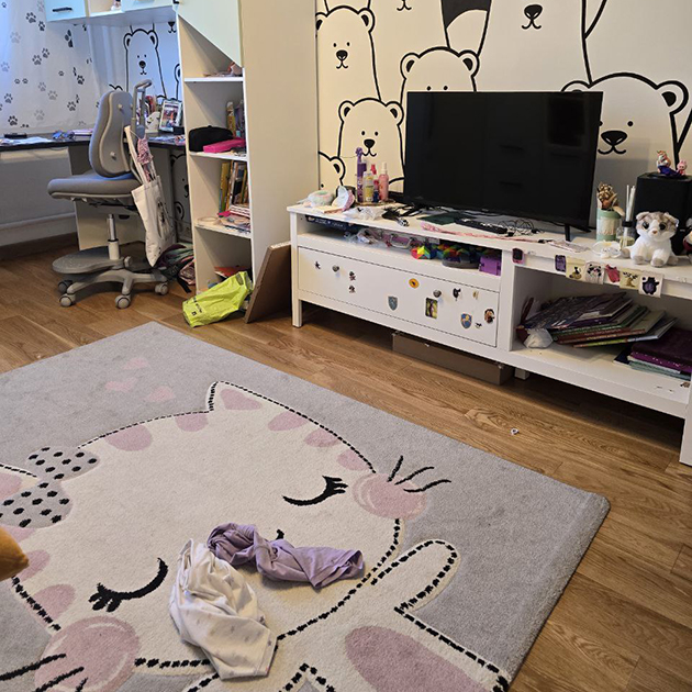 Дочь наводит порядок в комнате