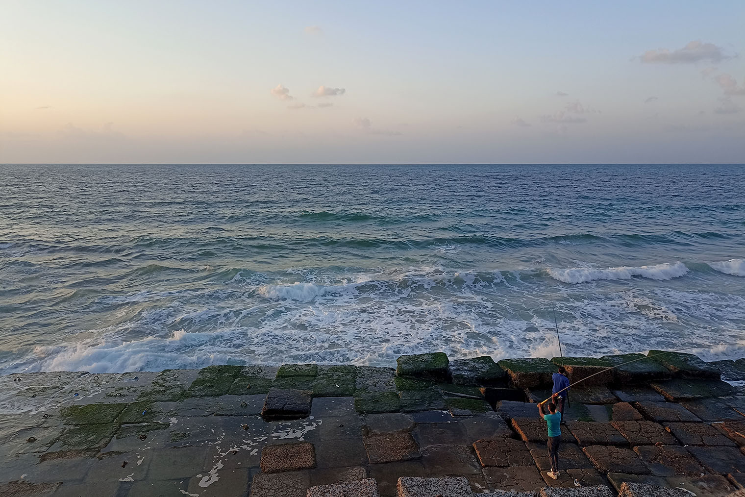 Александрийцы рыбачат на плитах волнолома