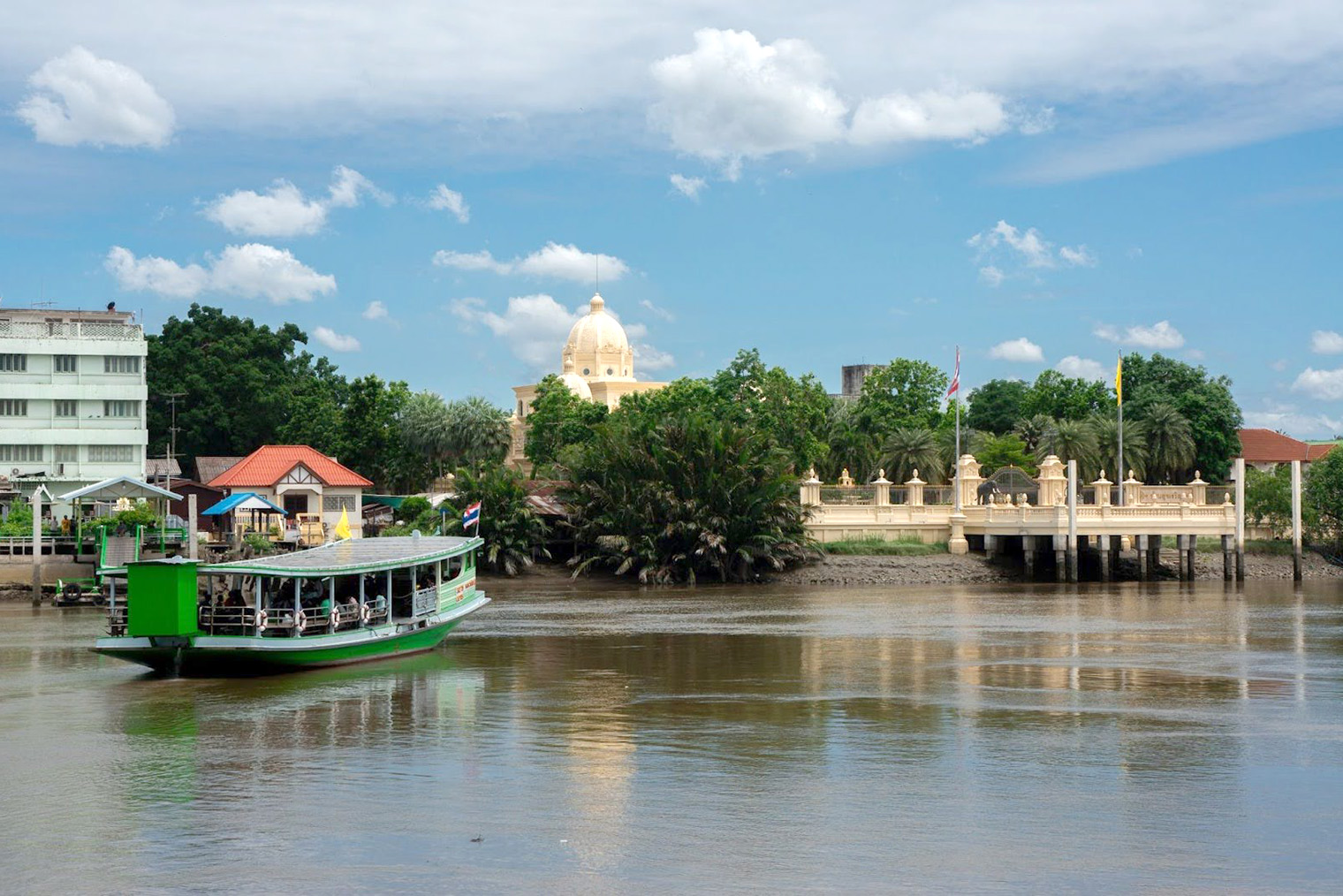 Пока мы с другом ждали поезд, прогулялись до набережной Сиамского залива, которая расположена неподалеку
