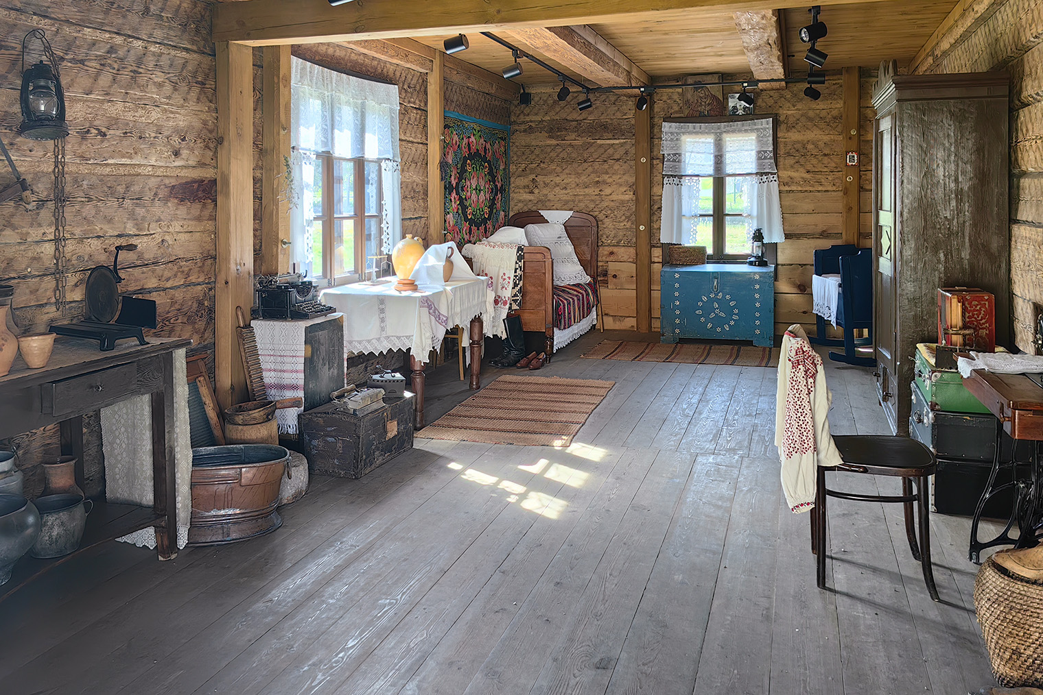 По всем помещениям можно ходить самостоятельно, вход бесплатный