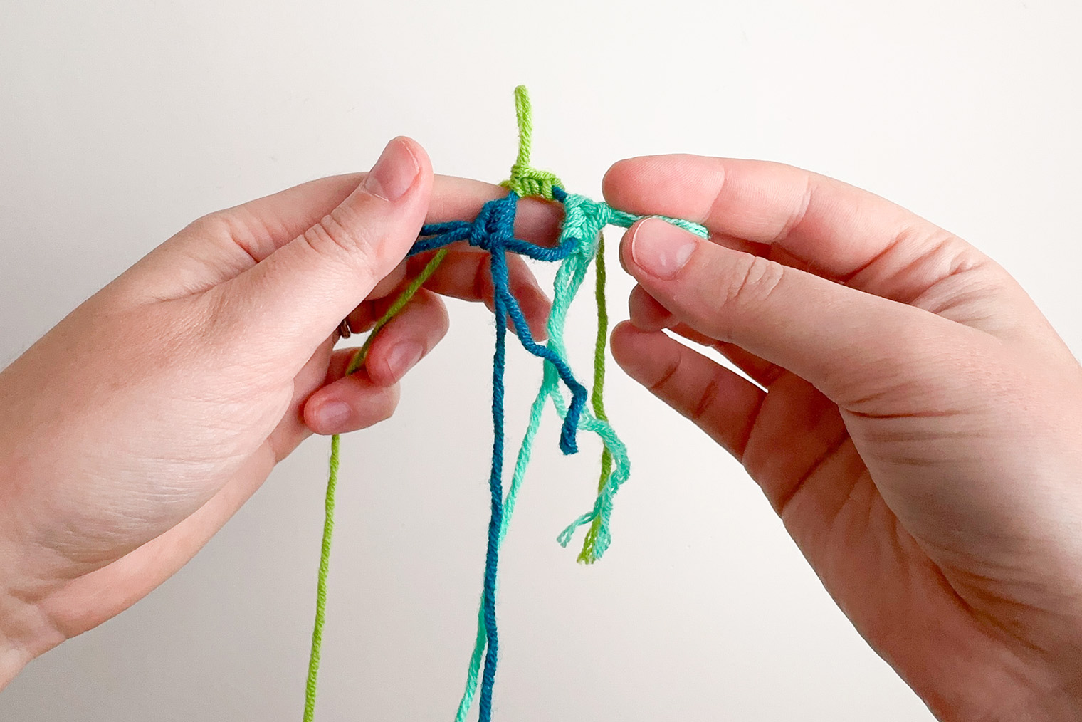 Ряд 1. Так выглядит вязание после присоединения всех нитей и провязки по 2 СБН каждой из них